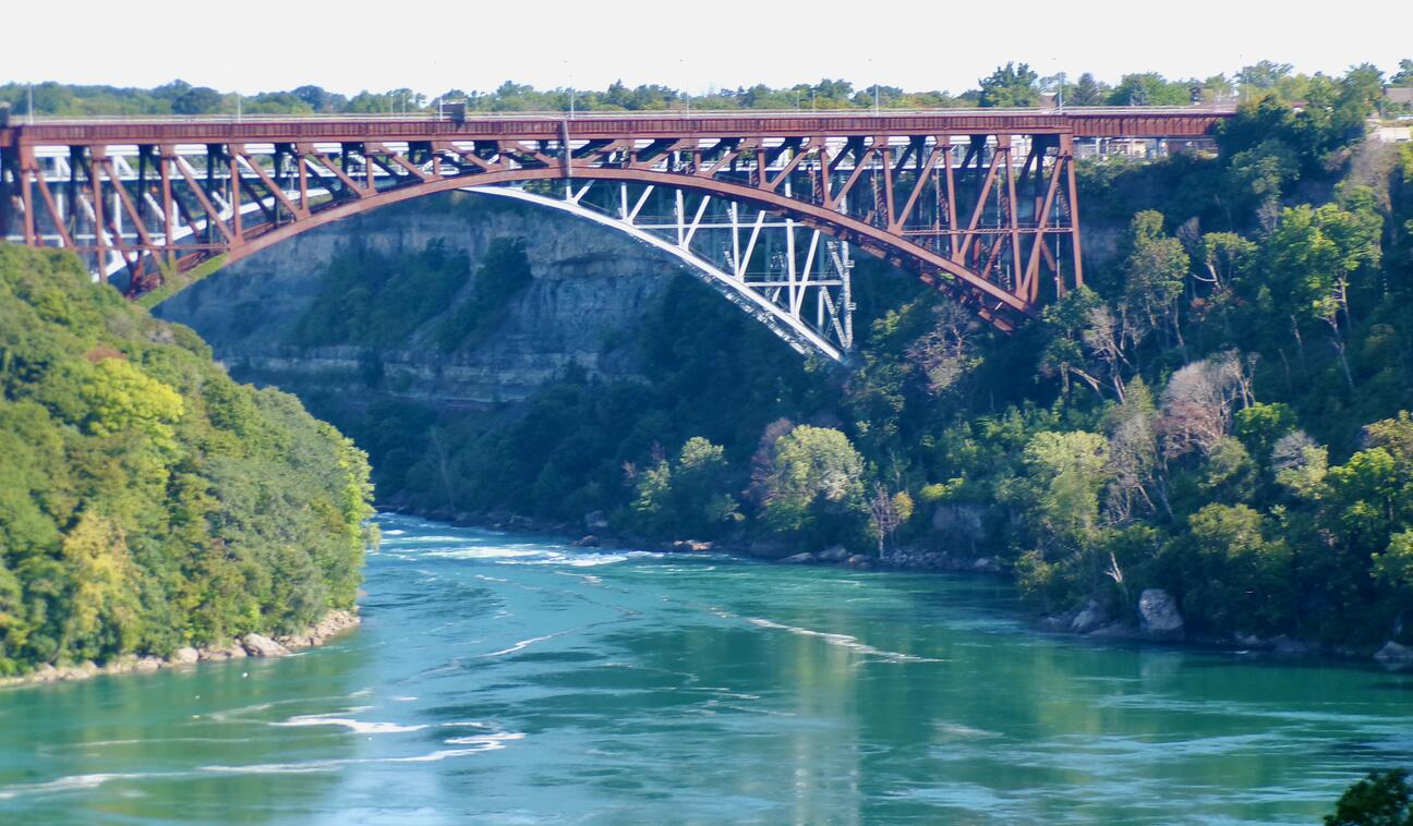 Rail bridge to Canada